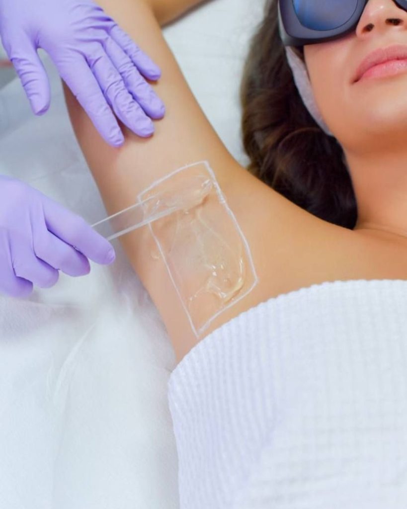 Tại Sao Bạn Bị Mồ Hôi Nách Dù Không Vận Động
