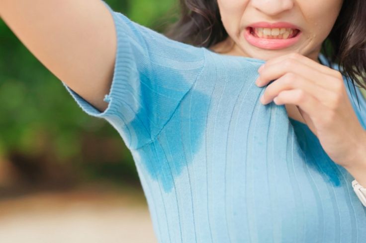 Tại Sao Bạn Bị Mồ Hôi Nách Dù Không Vận Động