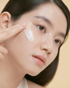 Bôi Tretinoin Trước Hay Sau Kem Dưỡng Để Da Không Bị Kích Ứng?